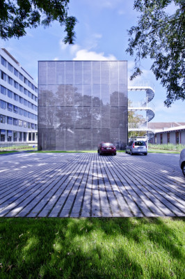 Die Südfassade ist mit semitransparenten PV-Modulen bedeckt