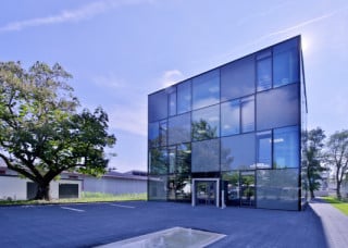 Der gläserne Baukörper dient als Vorzeigeprojekt der Konstanzer Stadtwerke