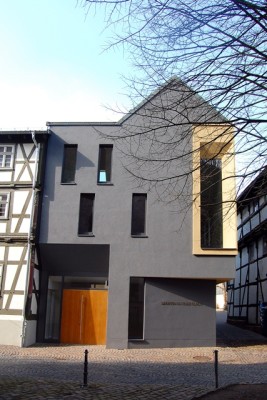 Die Südostfassade ist geprägt durch ihren grauen Putz und den hochformatigen Öffnungen
