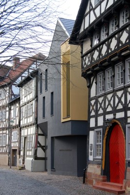 Rechts neben dem Gemeindezentrum befindet sich das historische Küsterhaus von 1452