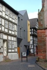 Blick vom Kirchplatz auf das zwischen Fachwerkhäusern liegende neue Gemeindezentrum