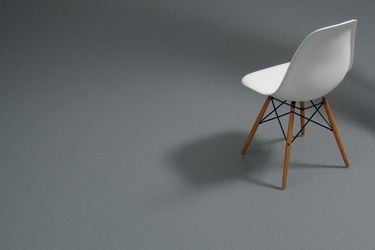 Beispiel homogener Vinylbelag in Grau (Bahnenware)