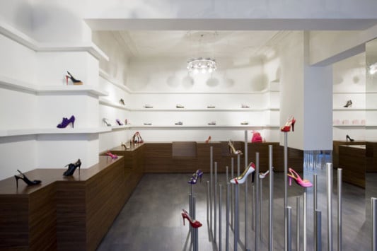 Beispiel heterogener Vinylbelag mit Metallic-Look in einer Schuhboutique