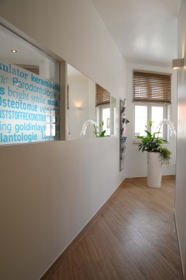 Beispiel heterogener Vinylbelag mit Holzprägung in einer Zahnarztpraxis
