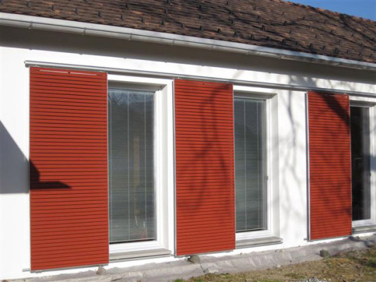 Anwendungsbeispiel: Bei einem Wohnhaus in Feldkirch wurden die Holzschiebeläden behandelt