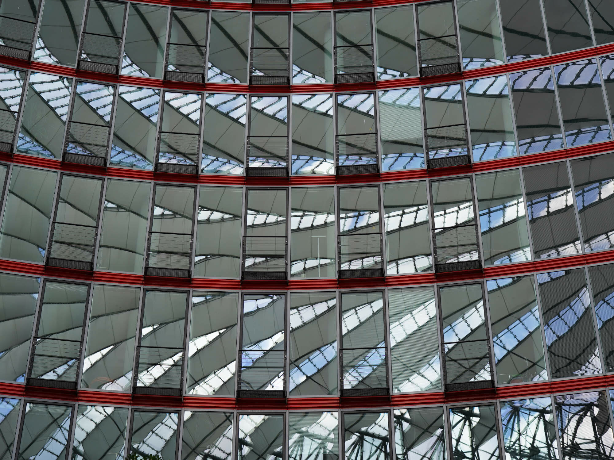 Glasspiegelungen an einer Fassade im Berliner Sony Center.