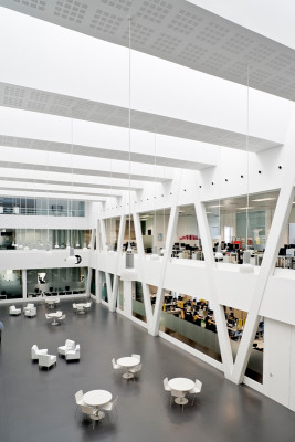 Das helle Atrium in den Obergeschossen verbindet die einzelnen Etagen miteinander