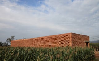 Eine Ziegelmauer umhüllt das gesamte Gebäude (Westansicht)