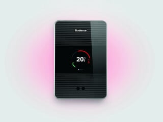 Moderne Systeme zur Steuerung der Raumtemperatur bieten verschiedene Möglichkeiten der Vernetzung der einzelnen Geräte.  (Im Bild: Regelgerät Logamatic TC100.2 von Buderus mit der Möglichkeit der Anwesenheitserkennung in Kombination mit einer Smartphone-App.)
