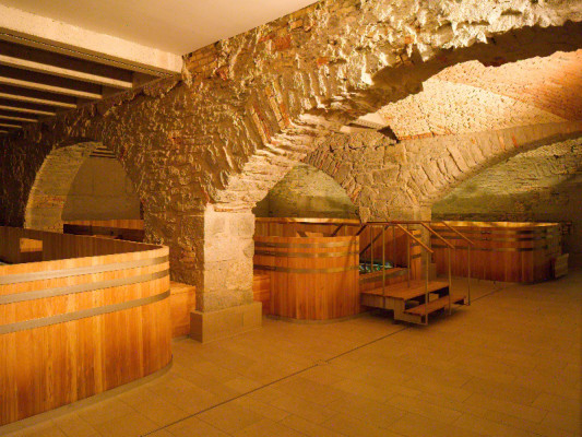 Holzwannenbäder in den ehemaligen Lagergewölben der Brauerei