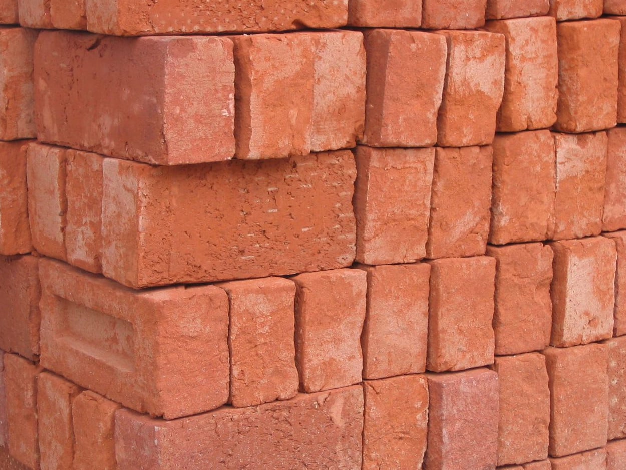 Ein hoher Eisengehalt im verwendeten Ton führt bei den gebrannten Ziegeln zu der typisch roten Färbung