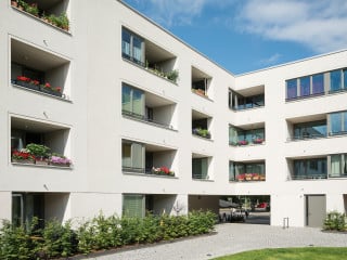Verputztes Kalksandsteinmauerwerk mit dekorativen Reliefflächen an einem Mehrfamilienhaus in Hannover.