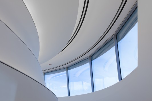 Material und Raum folgen der Spiralform