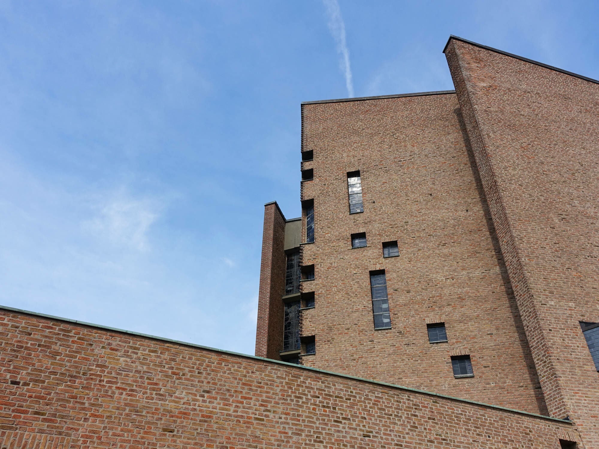 Sichtmauerwerk der Abtei Königsmünster in Meschede ((1962-64), Architektur: Hans Schilling