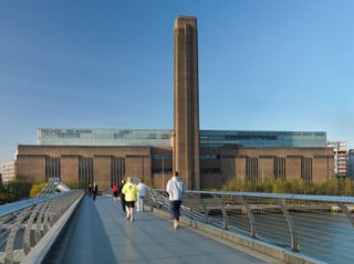 Nordansicht der Tate Modern, die davor liegende Millennium Bridge (Entwurf Foster + Partners) verbindet das Museum auf der südlichen Bankside mit der nordlich der Themse gelegenen St. Paul's Cathedral