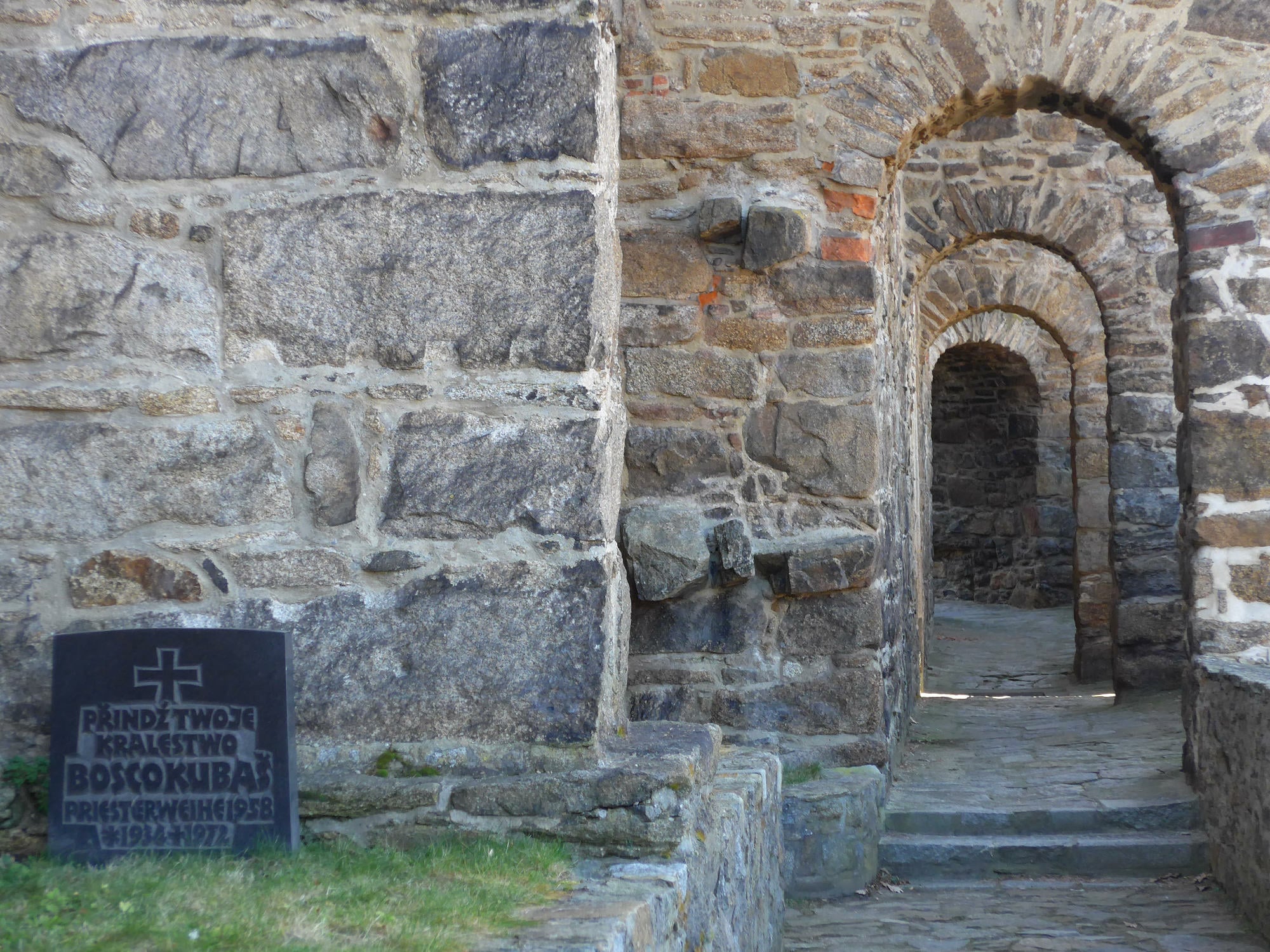 Ruine der Sankt-Nikolai-Kirche aus Naturstein in Bautzen (Wehrgang)