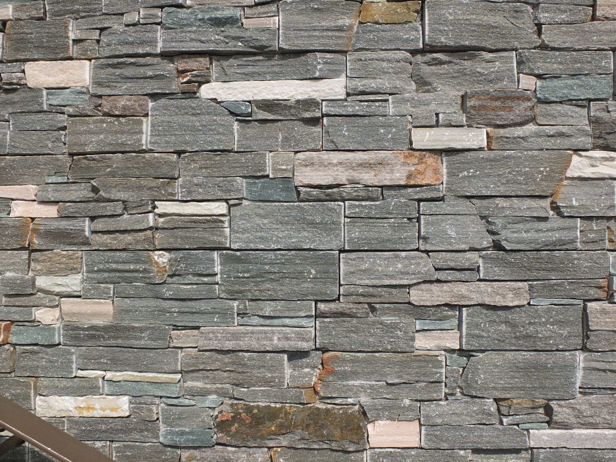 Mauer aus Naturwerkstein