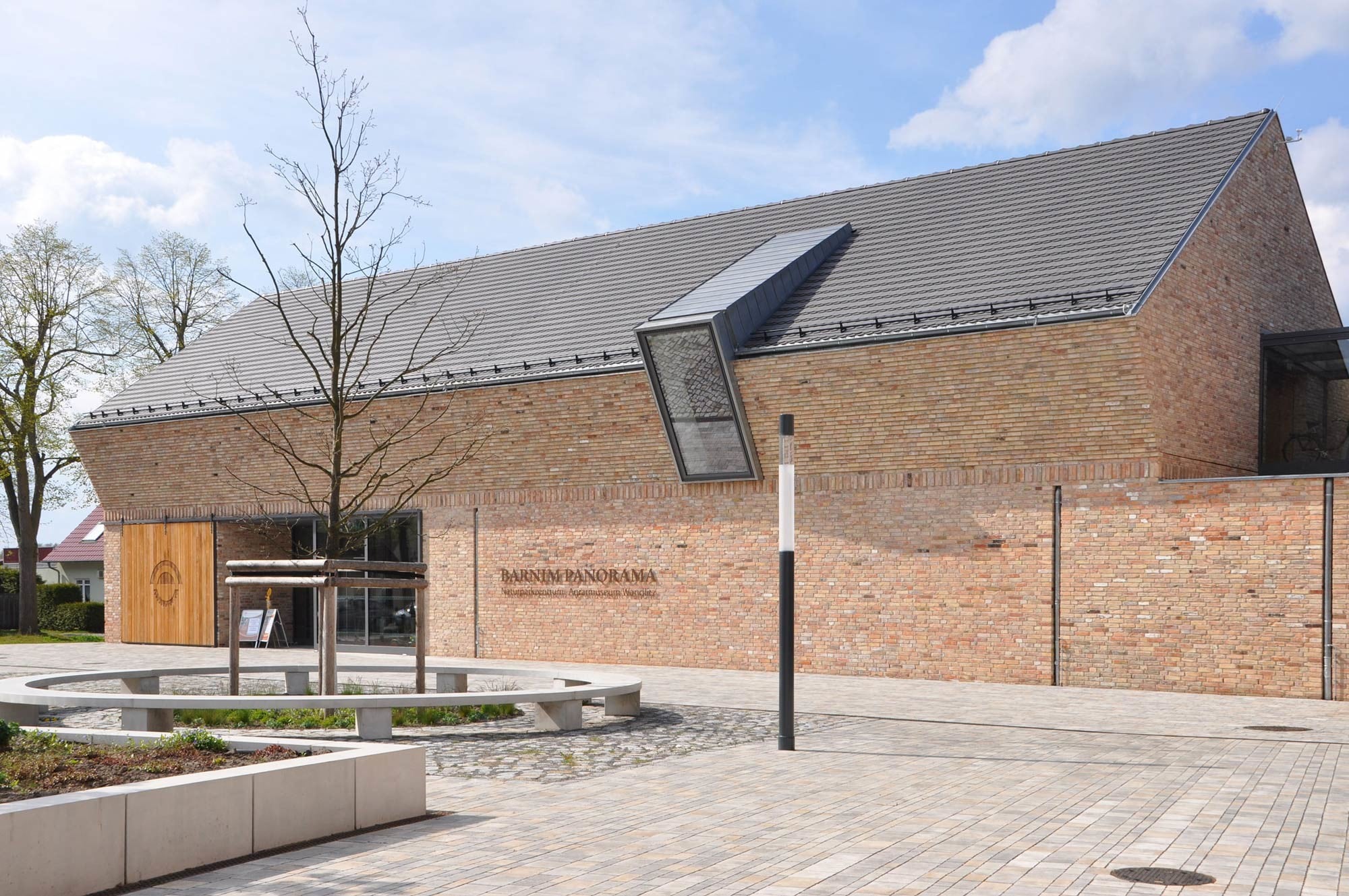 Die Verblendfassade des Museumsstalls beim Naturparkzentrum und Agrarmuseum in Wandlitz besteht aus Altziegeln; das 24 cm starke Hintermauerwerk im Erdgeschoss aus neuen Hochlochziegeln; die tragende Konstruktion im Obergeschoss aus Stahlbeton.