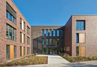 Hinter der Vormauerschale aus rotbraunen Klinkern verbirgt sich ein Hintermauerwerk aus Kalksandstein.