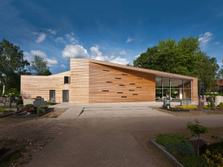 Besucher gelangen über den Vorplatz direkt in die Aussegnungshalle (Südwestansicht)