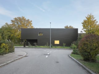 Die zur Quartiersstraße ausgerichtete Nordfassade zeigt sich überwiegend geschlossen