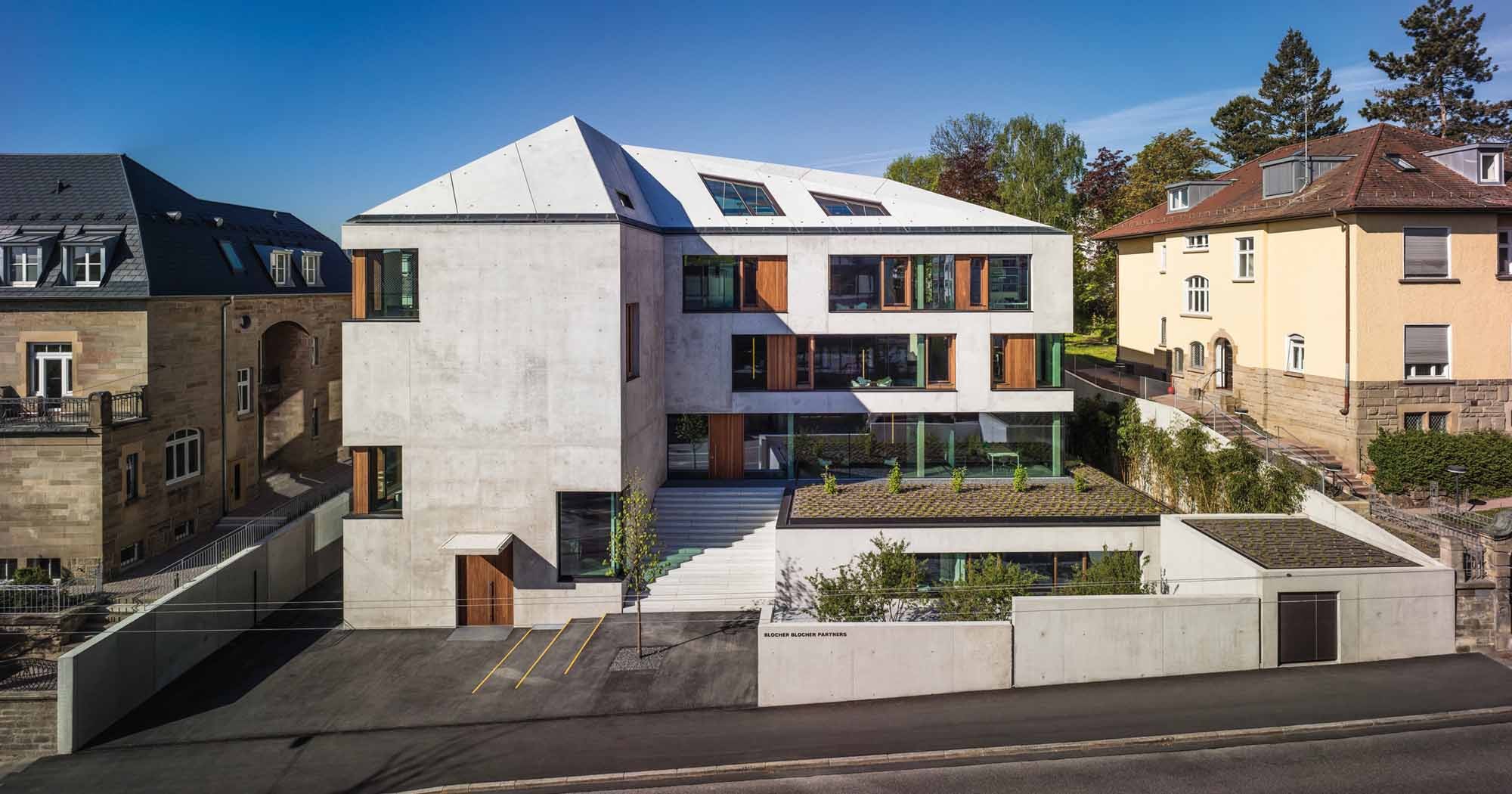 Insgesamt besitzt das Haus drei Vollgeschosse, ein Garten-, ein Dach- und ein Untergeschoss