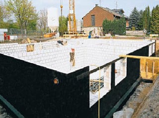 Kellerwände aus KS-Mauerwerk mit kunststoffmodifizierter Bitumendickbeschichtung (KMB)