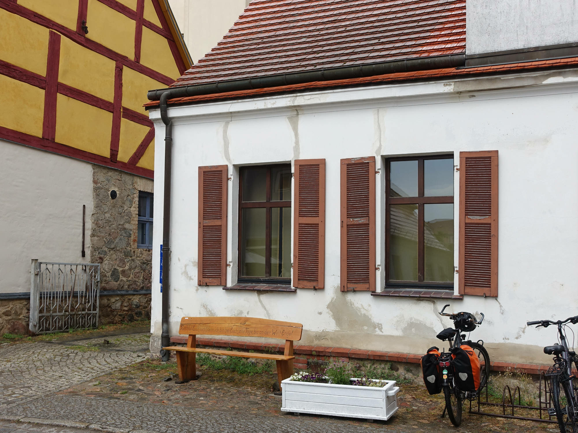 Ausgebesserte Risse in einer Altbaufassade