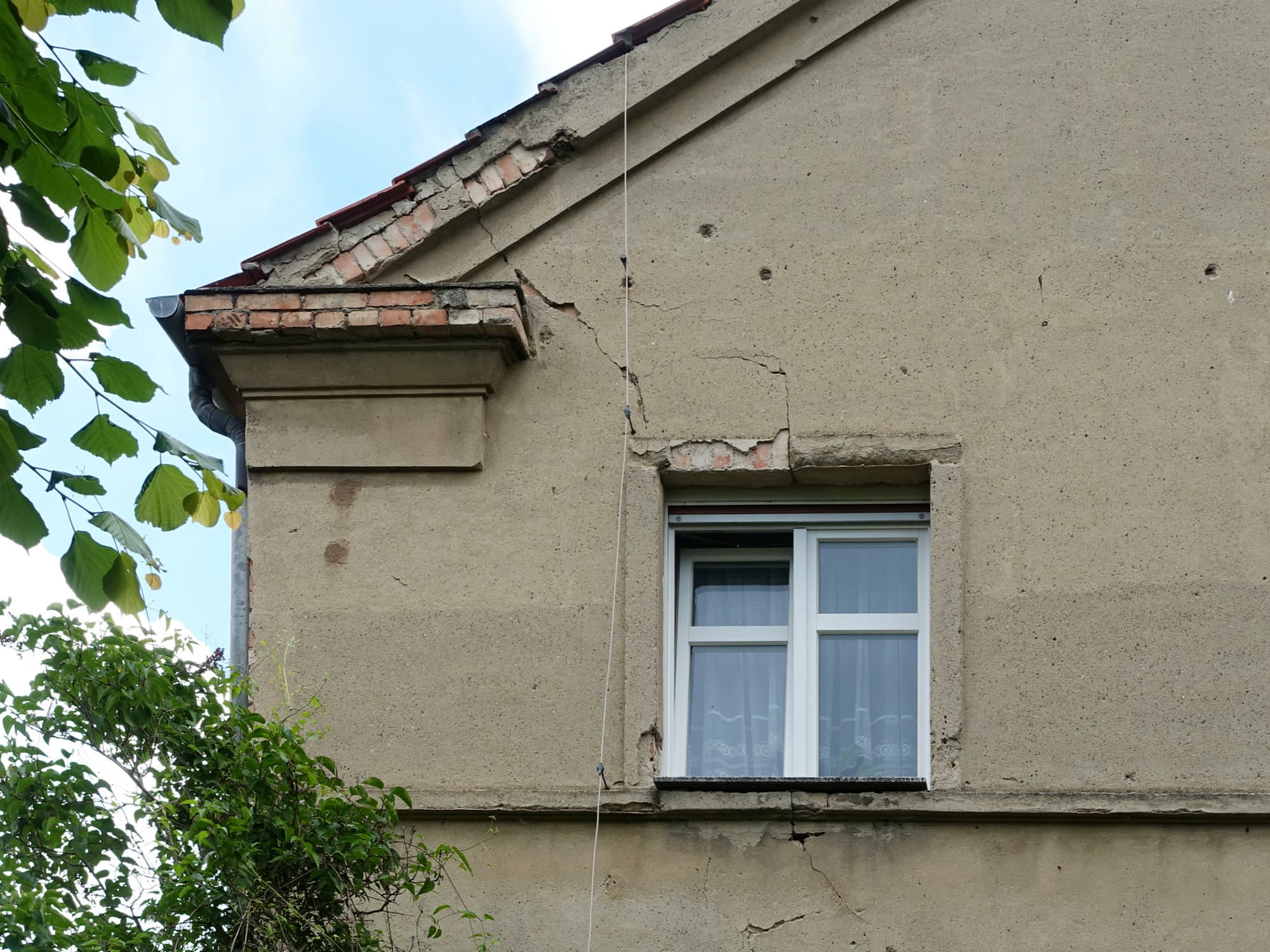 Für Mauerrisse kritische Stellen sind Öffnungen in Wänden.