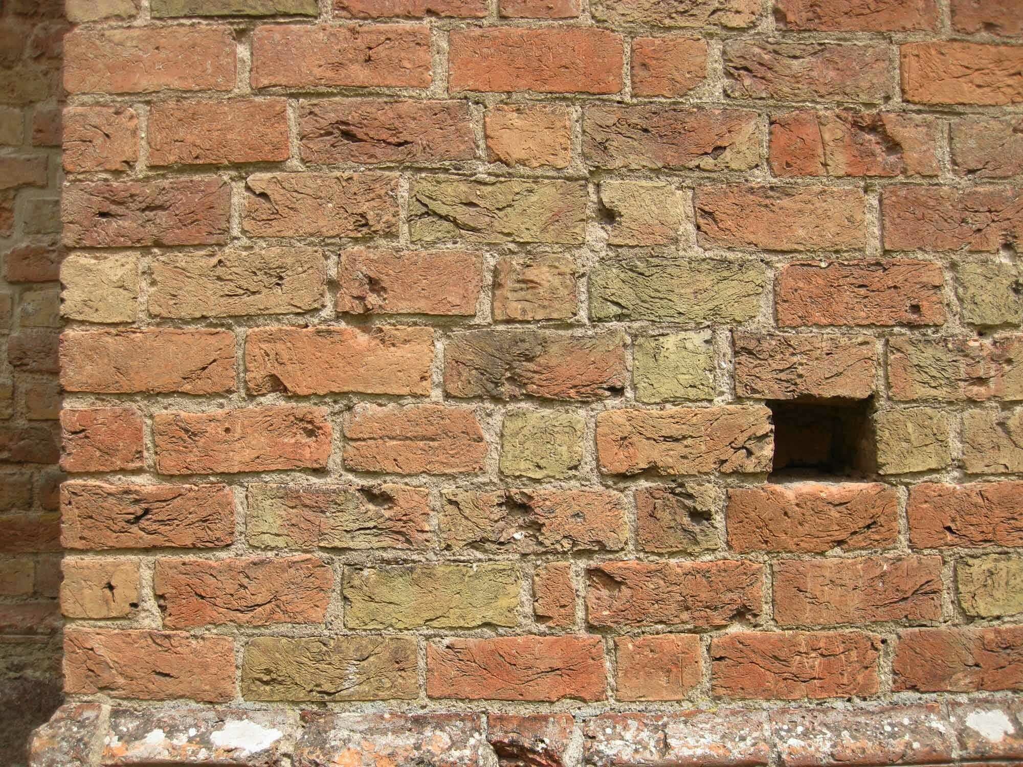 Abbröckelungen an historischem Mauerwerk