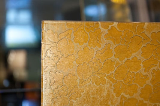 Kombination von Glas und Stoff