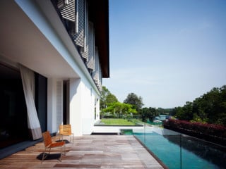 Vor dem Haus erstreckt sich ein langer Pool