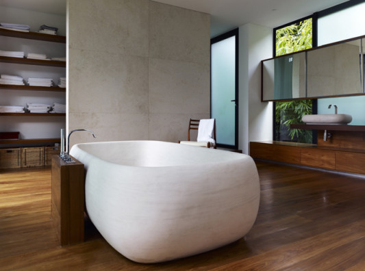 Monolithische Wanne aus Limestone im Zentrum des Bades