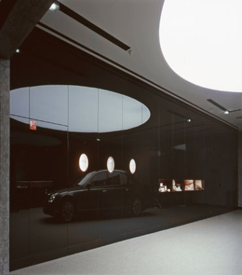 Lackiertes Glas in einem Showroom