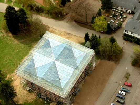 Ein modernes Glasdach ersetzt das durch einen Bombeneinschlag im Zweiten Weltkrieg völlig zerstörte Schlossdach
