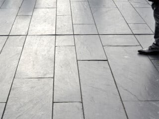 Die für öffentlich genutzte Flächen vorgeschriebenen Rutschwiderstände werden sowohl von bruchrauen als auch spaltrauen Schieferplatten erfüllt.