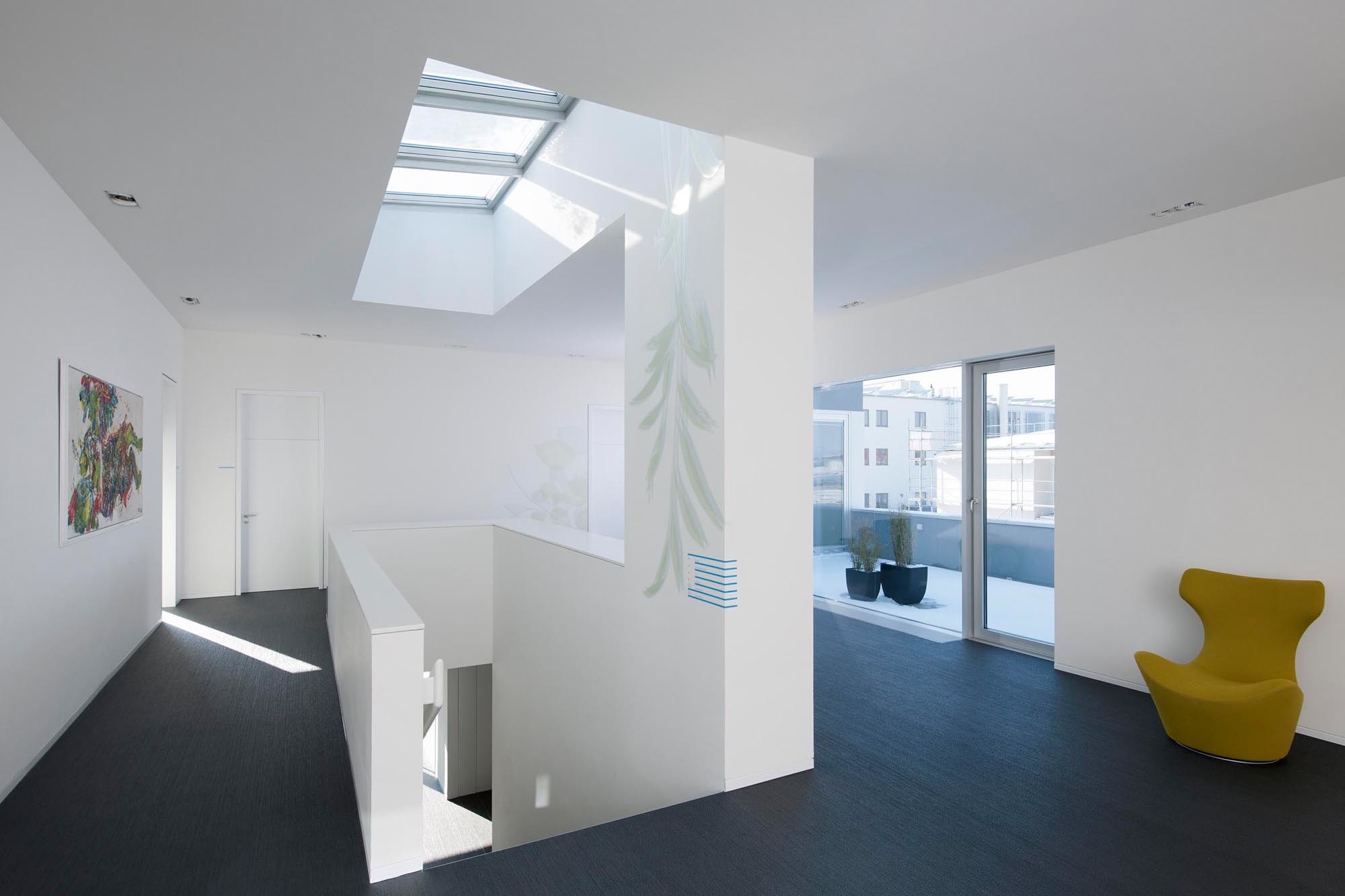 Die Treppe wird durch ein Oberlicht zusätzlich mit Tageslicht versorgt