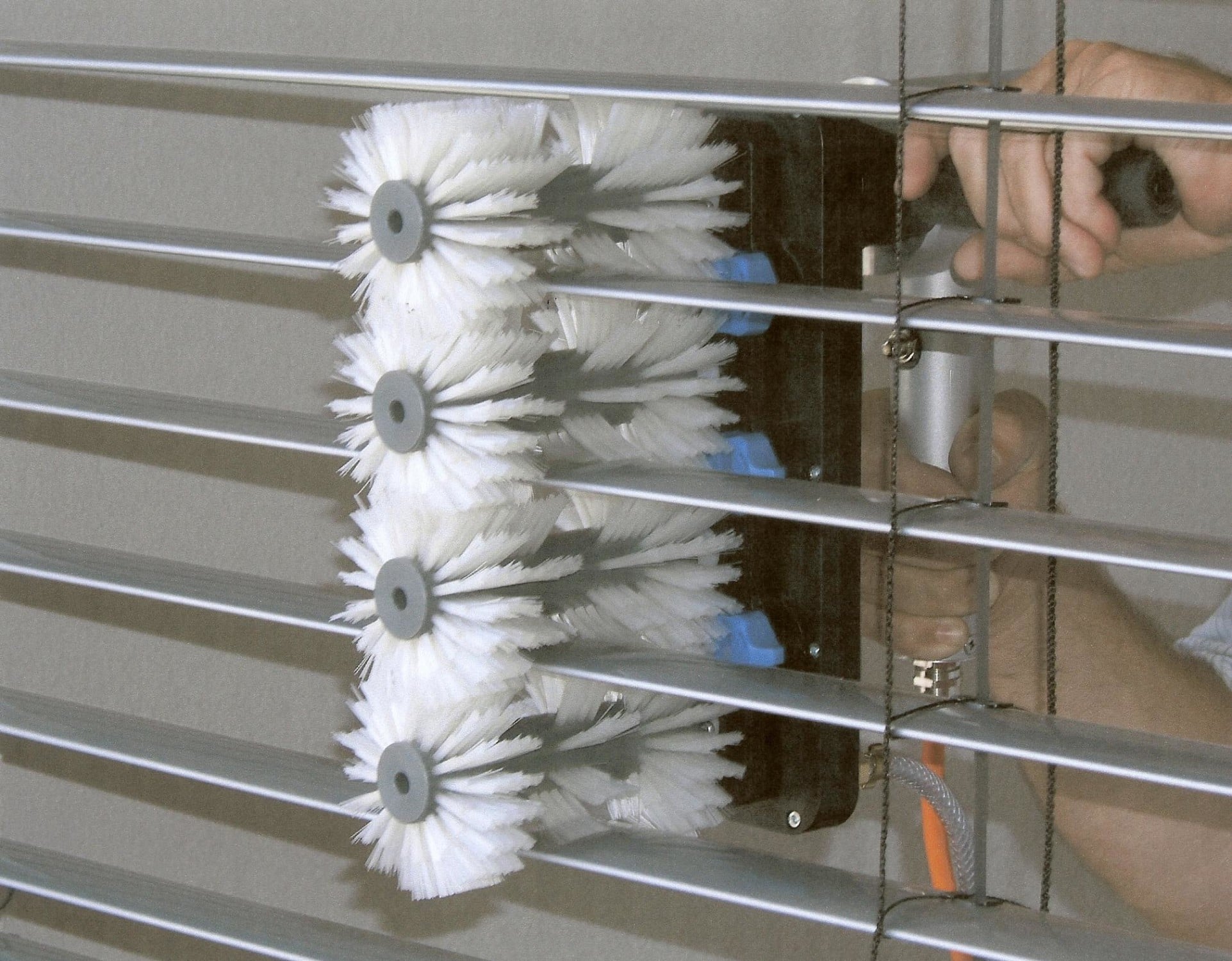 Mit der mobilen Bürsten-/Walzen-Reinigung werden außen oder innen liegende Jalousien oder Raffstores gereinigt
