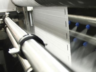 Mit dem Bürstenwalzenverfahren lassen sich großflächige Verhänge wie Plissees reinigen