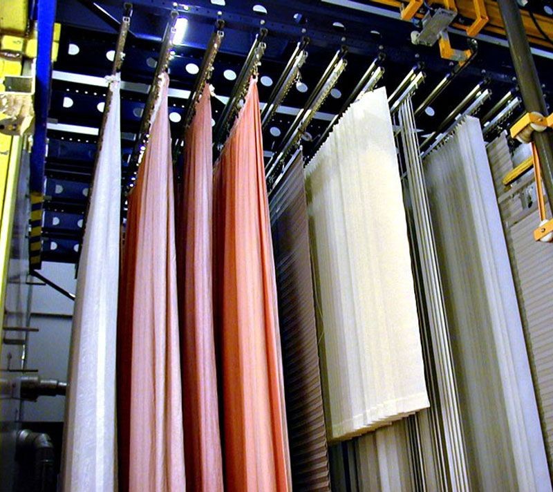 Nach dem Reinigen werden textile Sonnenschutzsysteme in einer Trockenanlage hängend formstabil getrocknet