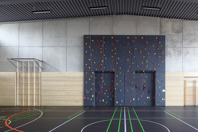 An der Giebelwand darf geklettert werden, auch hier wurde das Farbkonzept aus bunten Highlights auf dunklem Hintergrund übernommen