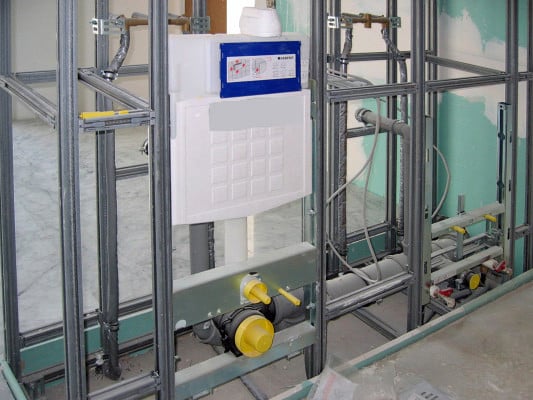 Installationswand mit integriertem Spülkasten, Befestigungen und Leitungssystem