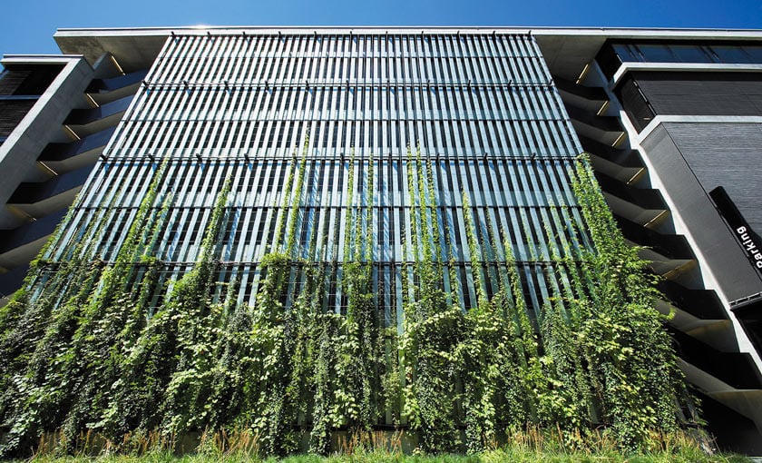 Am Parkhaus Sihl-City in Zürich soll irgendwann die gesamte Fassade begrünt sein