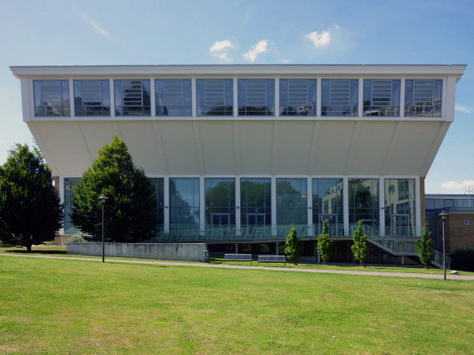 Ostfassade hinter der Tribüne