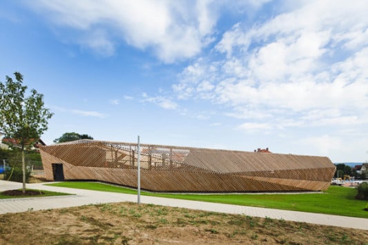 Das Parkhaus bietet etwa 189 Fahrzeugen Raum, wirkt aber wesentlich kleiner