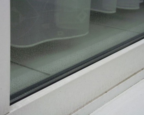 Alkalische Auswaschungen aus dem Putz verursachten Verätzungen an den Glasscheiben