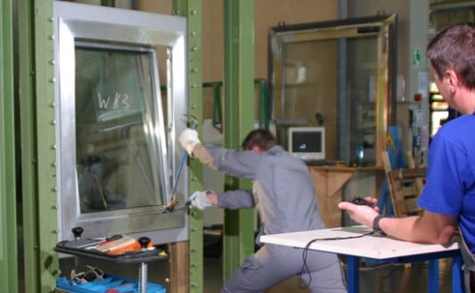 Wie schnell kann man mit verschiedenen Werkzeugen durch ein Fenster einbrechen?