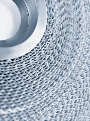 Rotationswärmetauscher bestehen aus dünnen Blechen oder Folien, die wie eine Wellpappe aufgebaut sind