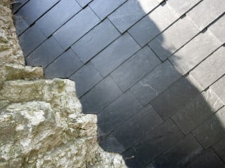 Schiefer ist ein verwitterungsbeständiges und ideal spaltbares Gestein, dessen vorherrschende Bestandteile Blattsilikate sind (Abb. Wilde Deckung mit Moselschiefer auf einem Wohnhaus) 