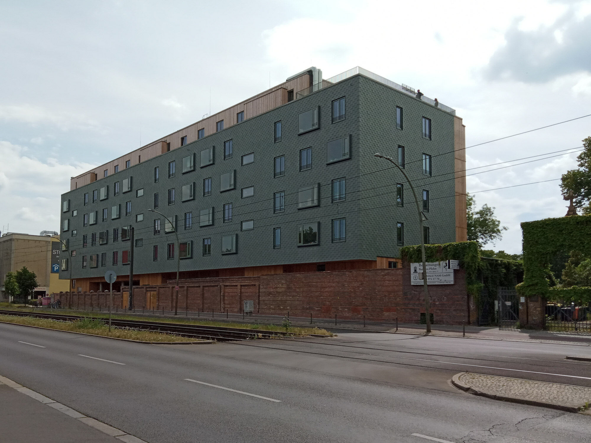 Der Geschosswohnungsbau Walden 48 an der stark befahrenen Landsberger Allee in Berlin-Friedrichshain ist von Schiefer umhüllt (Architektur: ARGE Scharabi Raupach).